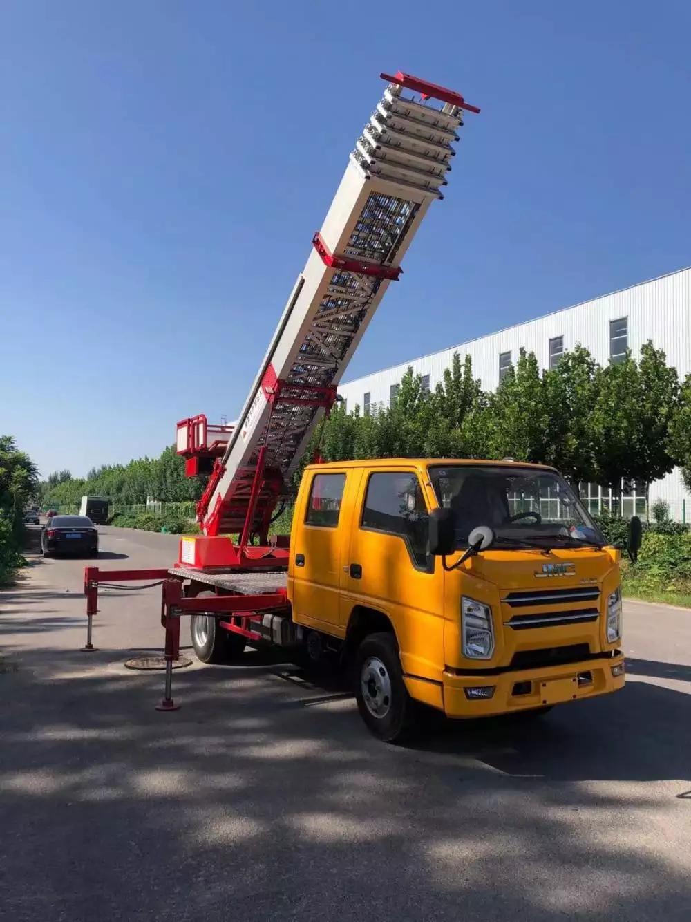 临清附近的云梯车出租服务：轻松解决高空作业需求